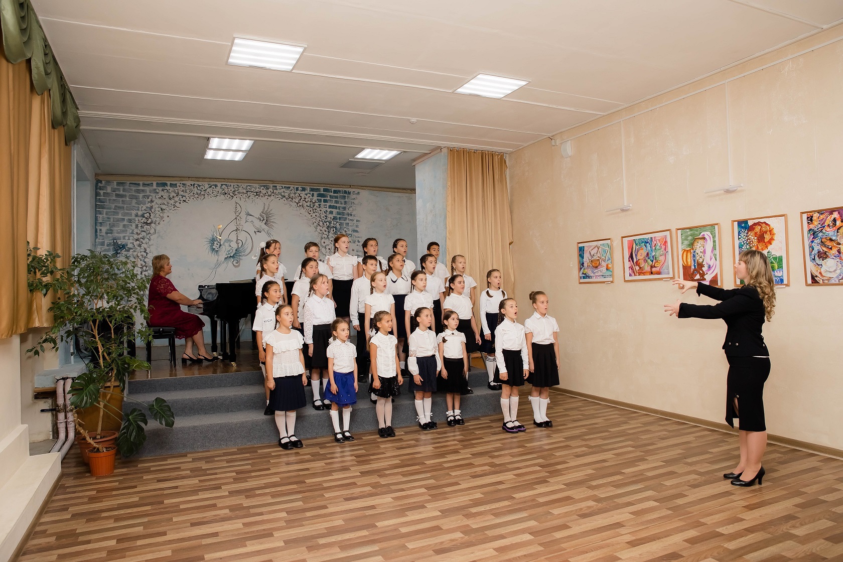 Занятия по хору на сцене концертного зала МБУДО ДШИ Предгорного округа