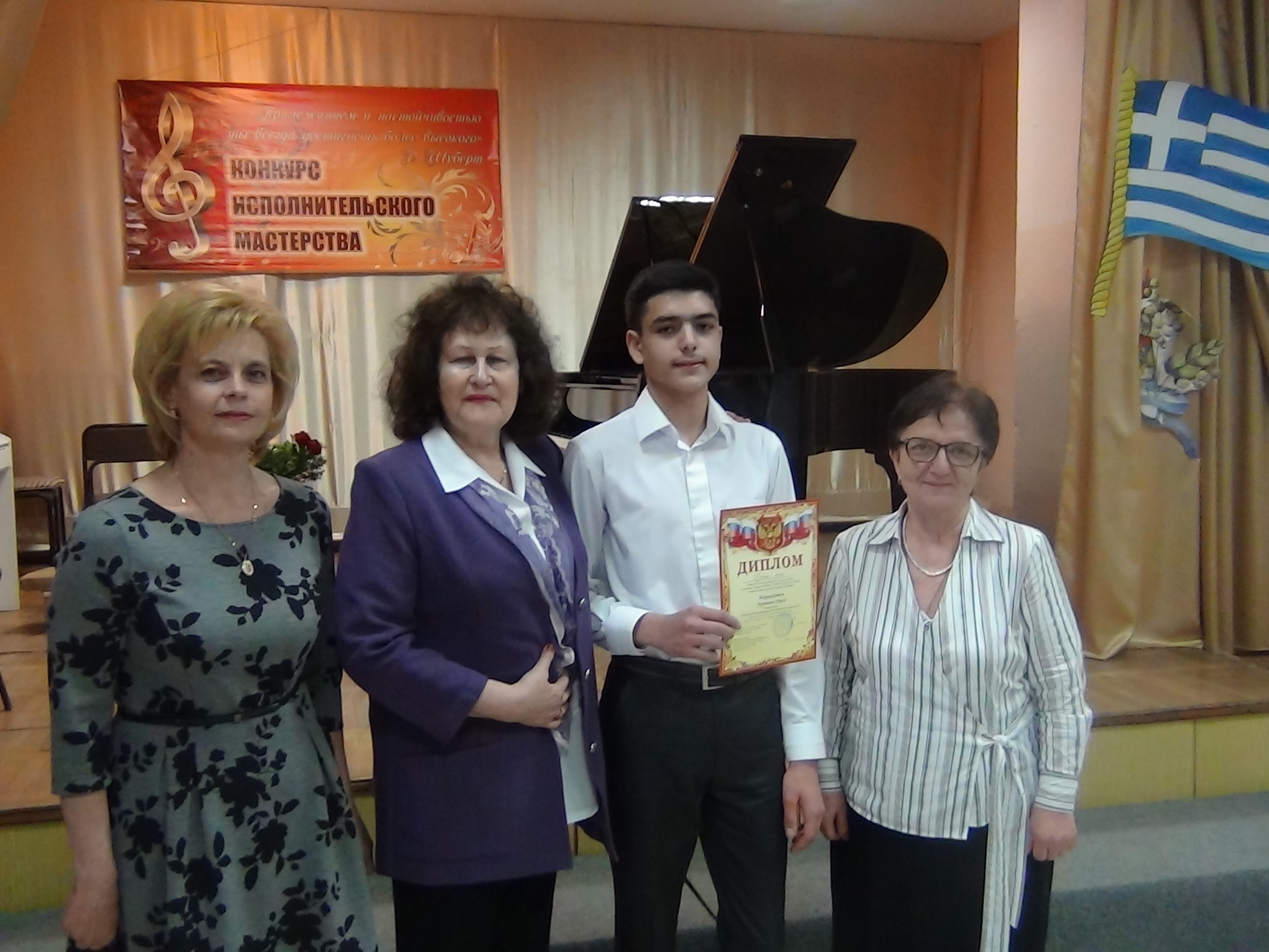 Обладатель Гран при Аруюнов Юрий в номинации фортепиано